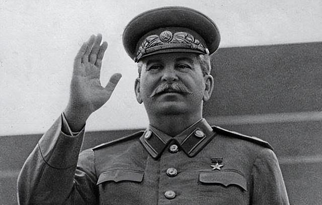 1941年6月22日凌晨4点31分，当德军开始入侵苏联，消息传到克里姆林宫，斯大