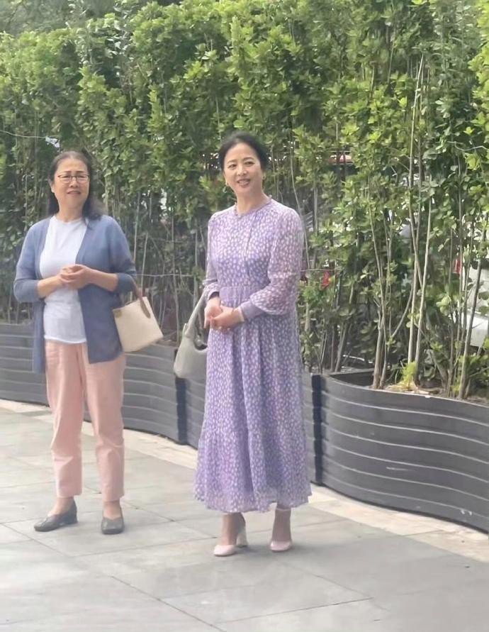 刘亦菲妈妈看不出来竟然65岁了，气质居然不输女儿刘亦菲​​​