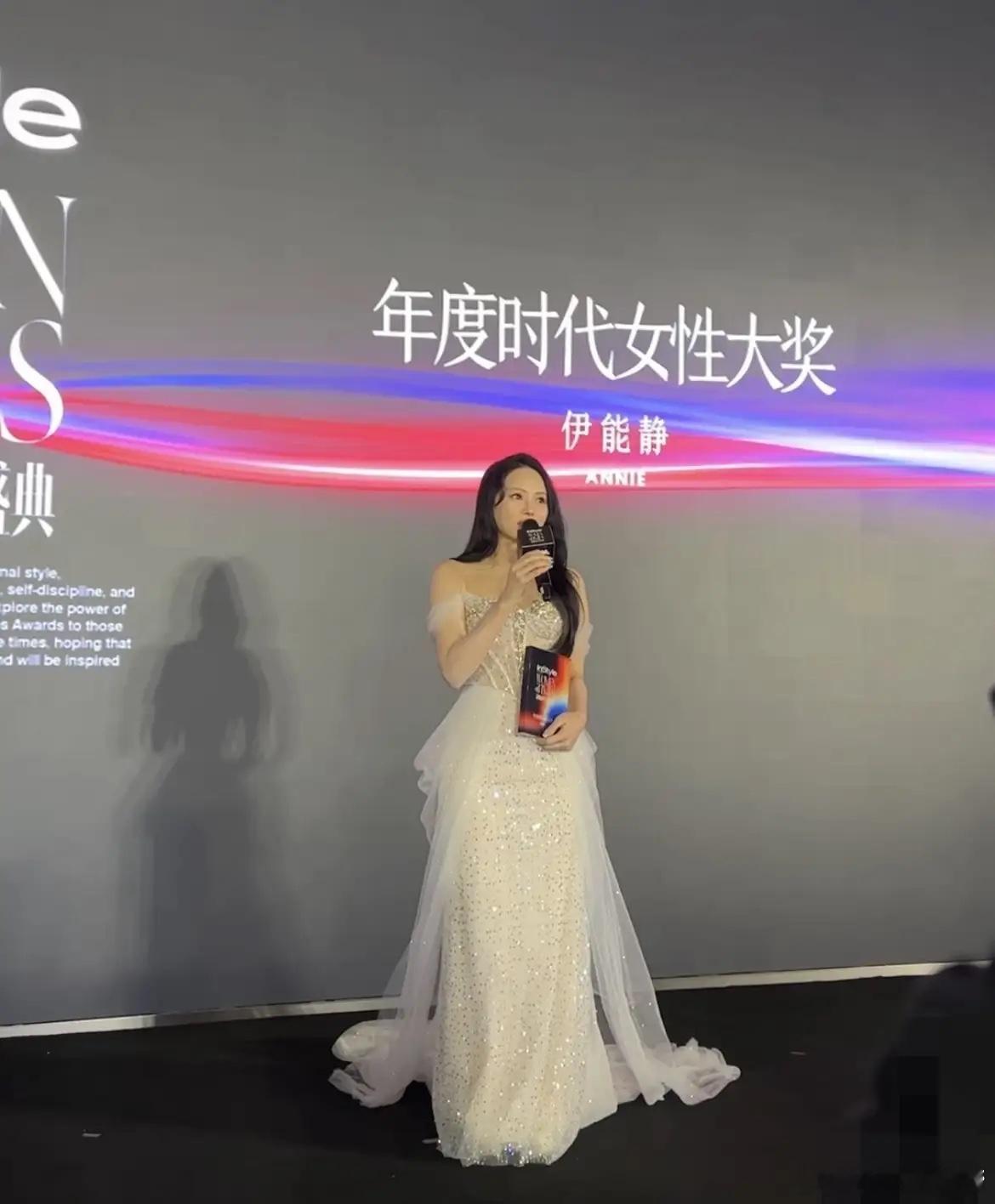 伊能静被拍到近照了，好老啊，还有点油腻，颈纹那么多，看着比海清大20岁似的！