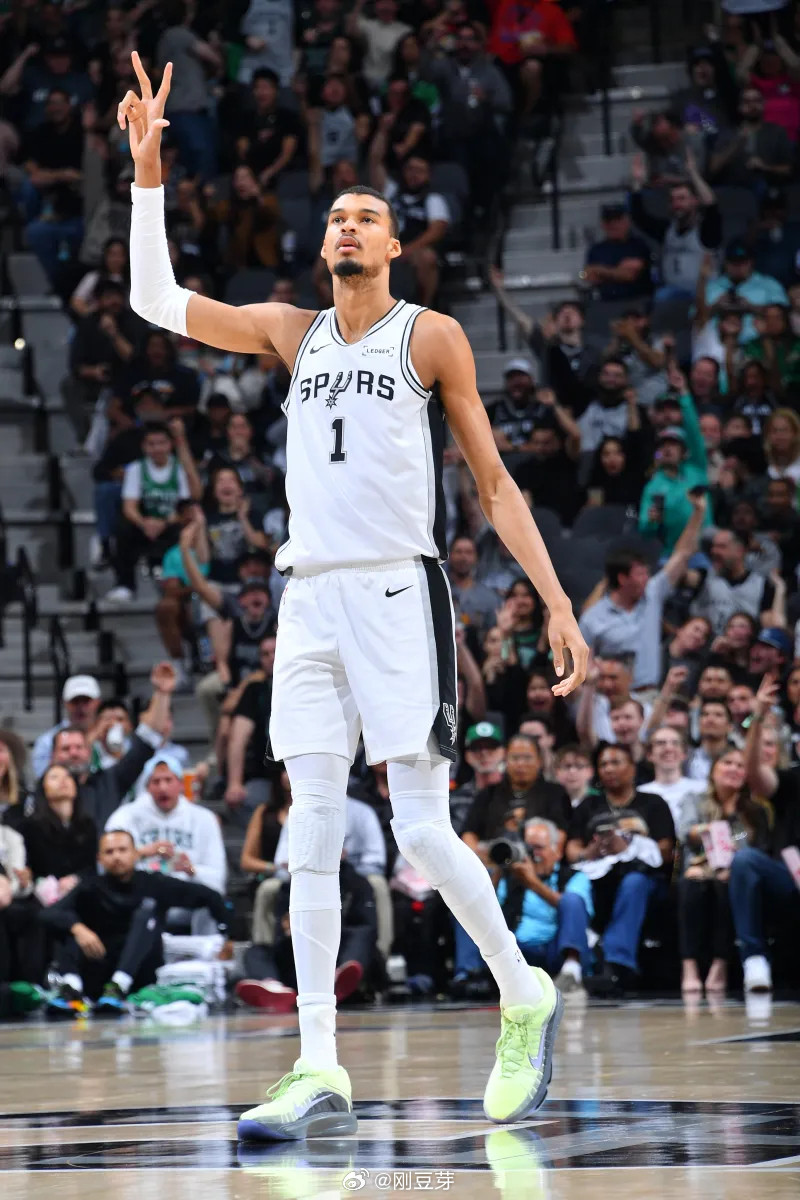 NBA新的NBA奇迹诞生！根据NBA的官宣：马刺队在最近17场的比赛当中，取得