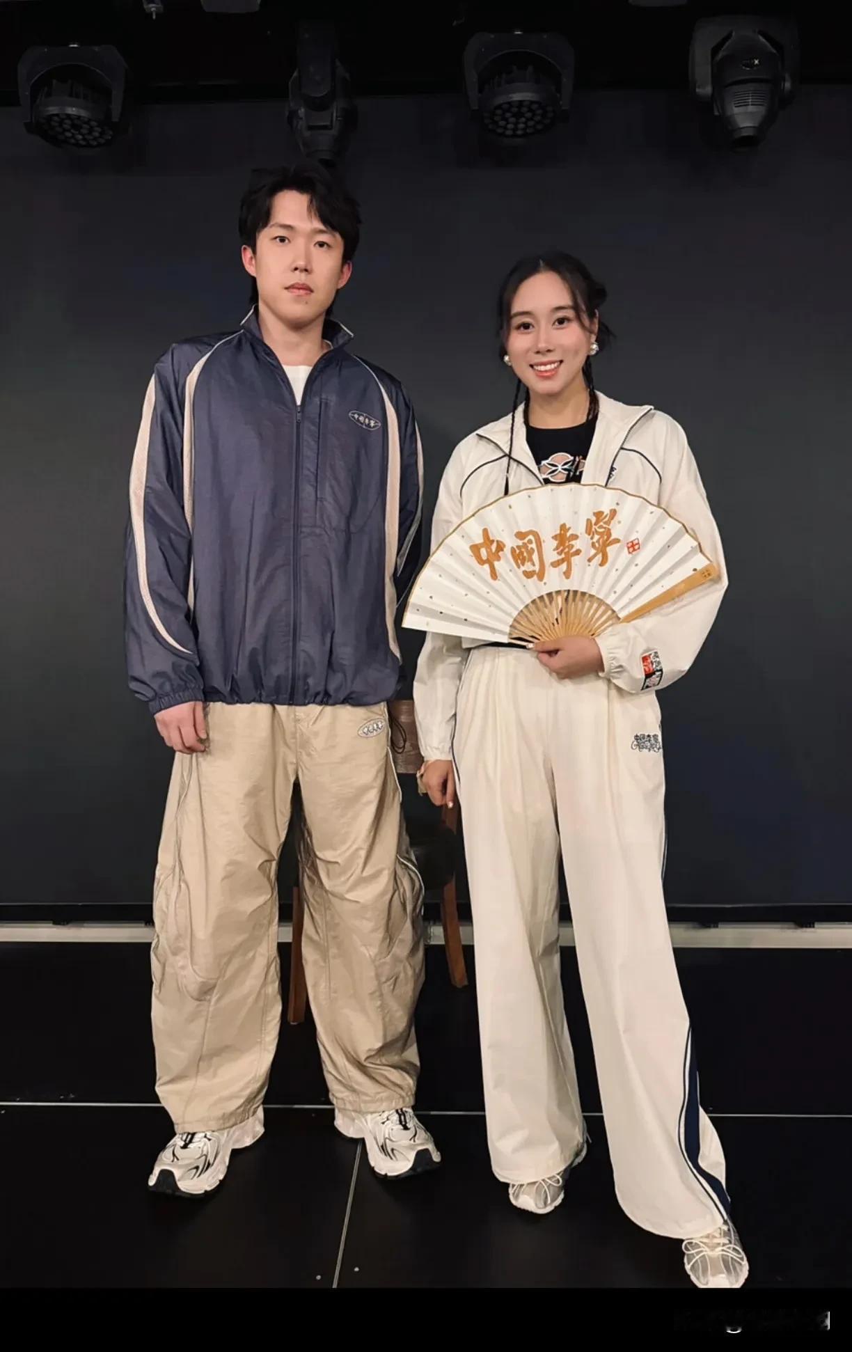 和女性合照，大头的手还是一如既往的这样放头哥，你手都收到哪里去了，瑞典