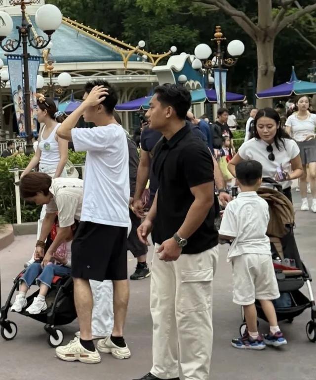 37岁奚梦瑶带儿女逛香港迪士尼，30岁何猷君抱着4岁女儿不撒手，几个保姆旁边干看着，这闺女只认爹不认