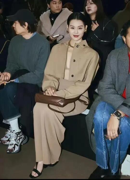 胡杏儿年轻的时候有点婴儿肥，颜值在女明星里面算平平无奇的那一种，但现在不一样，4