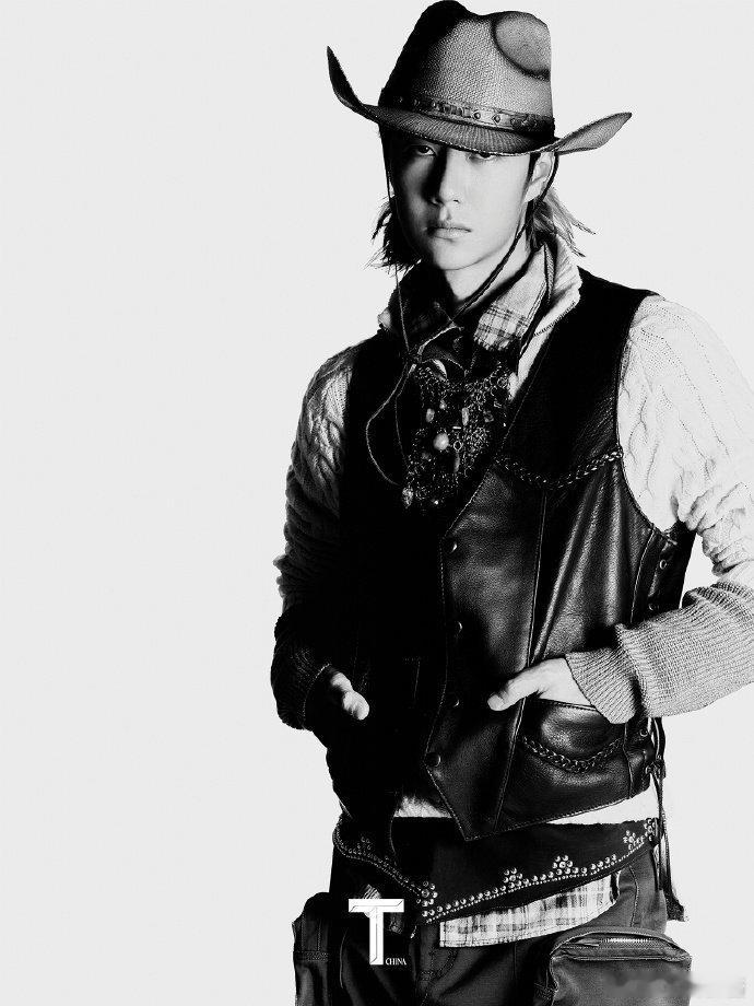 王一博表情最丰富的一次抿嘴皱眉的小表情真的生动到犯规这张杂志照直接打破以往的