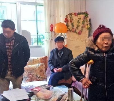 “金钱前面，亲情一文不值！”四川成都，一大爷病重期间，次子掌控其身份证和银行卡，