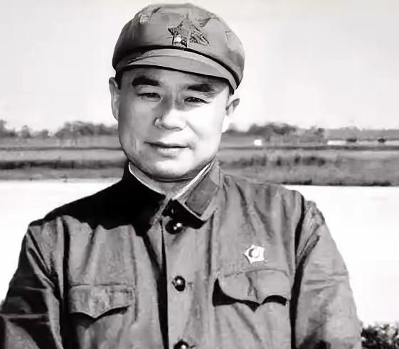 1978年，开国中将王近山病危，临终前将年仅14岁的小儿子托付给老部下郭涛，叮嘱