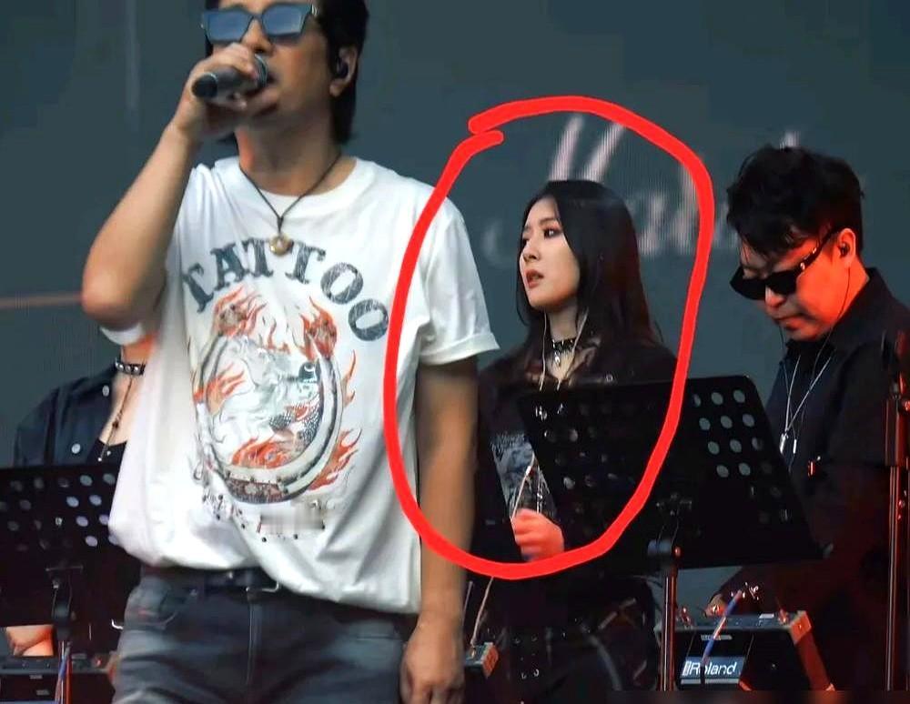 郑钧家这俩孩子，真是两种养法？女儿郑楚怡给老爸当和声，气质清冷，一看就是继承
