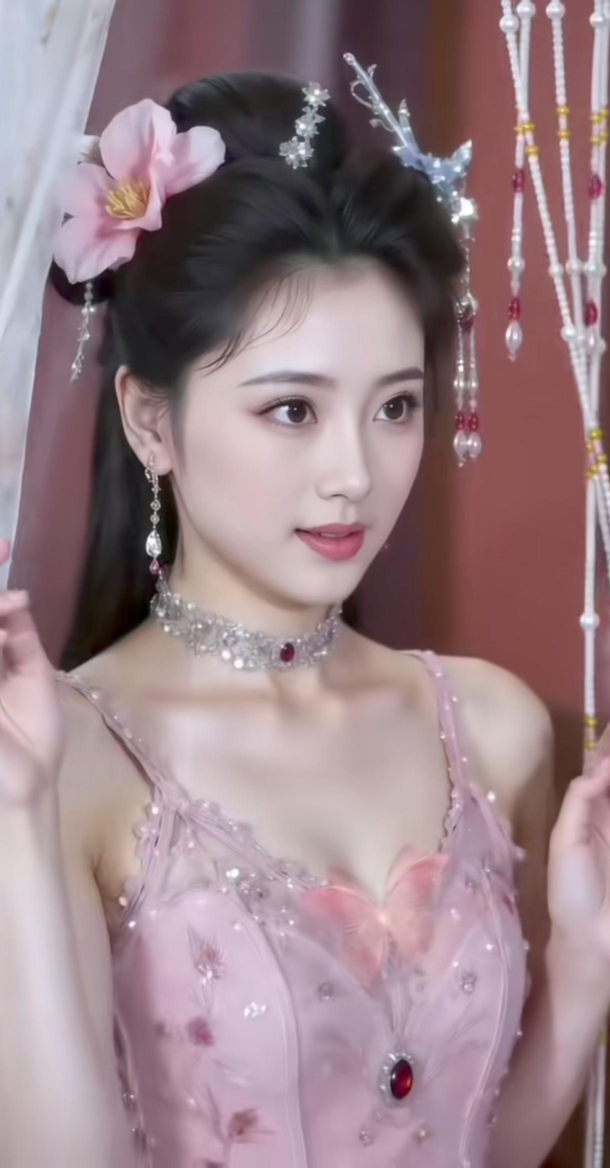 梦幻古风美人，花钿玉簪，红宝石项链，唯美古装造型。梦幻般美图分享清雅古风发饰