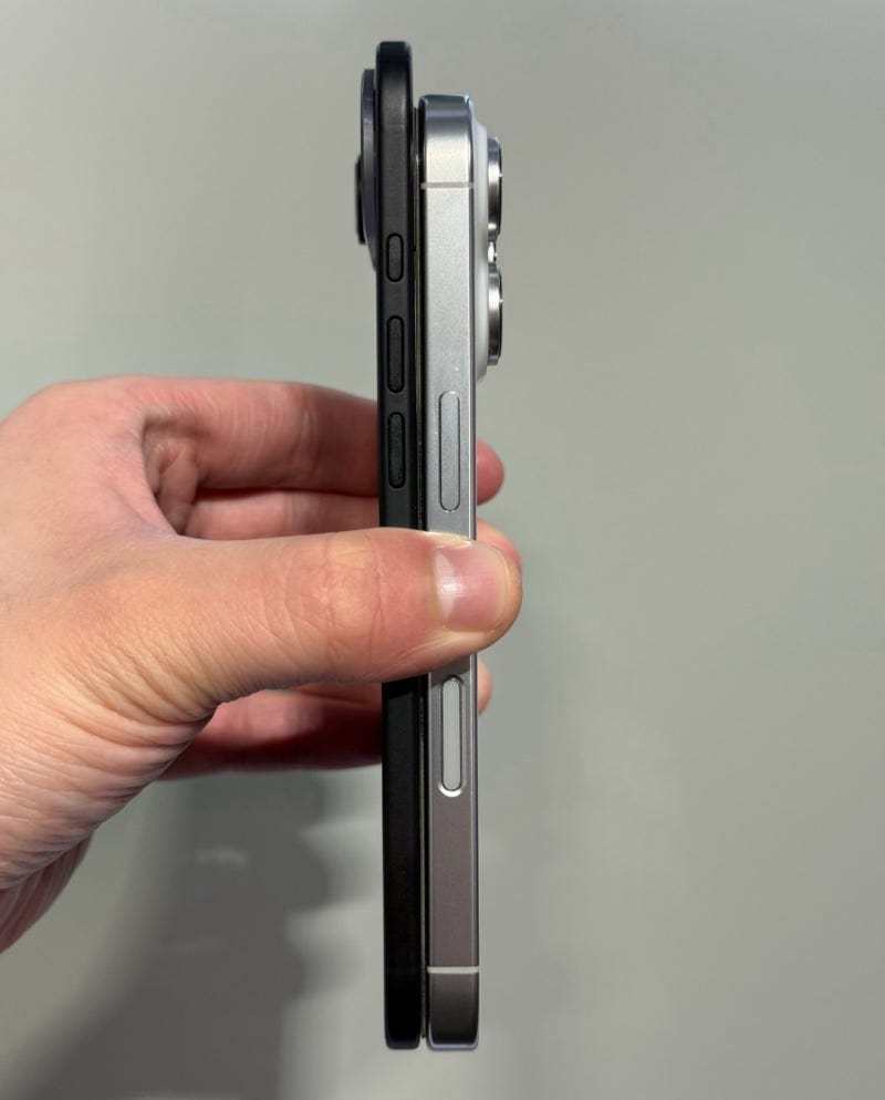 iPhone17Air模型和iPhone16Pro模型厚度的对比图​