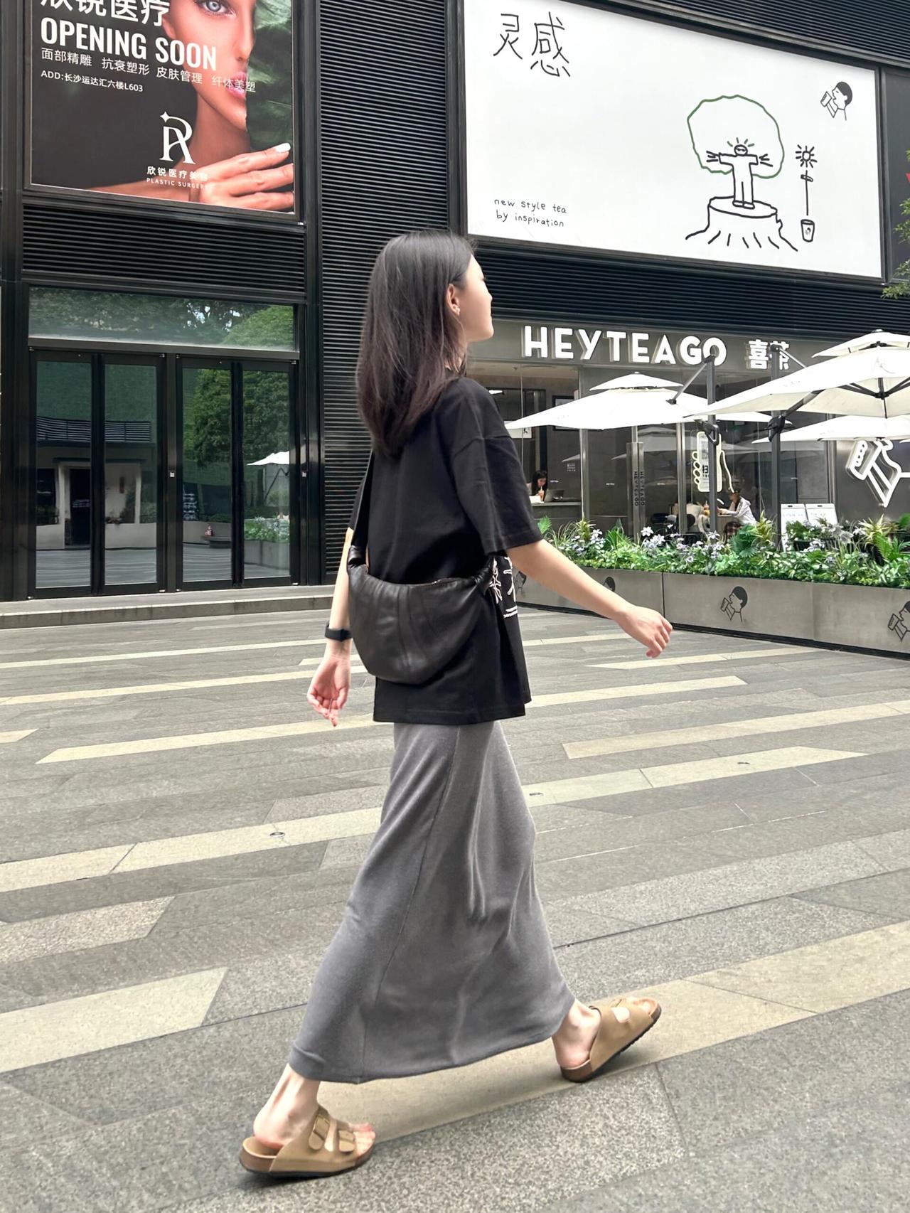 适合普通人的夏日穿搭，简单好看！宽松T恤搭配垂感半身裙，藏肉又显瘦，不费力就