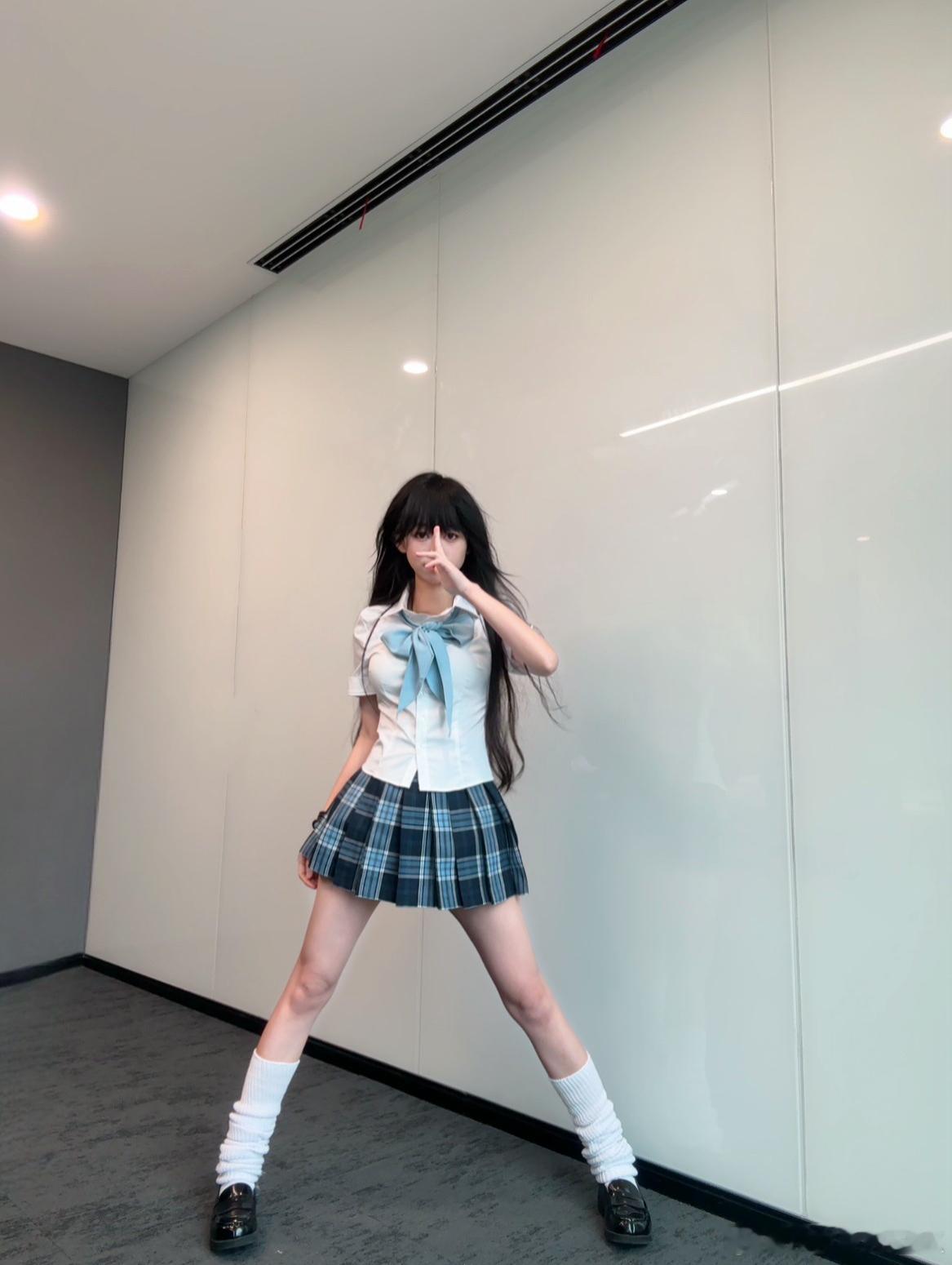 jk好喜欢这种简单又干净的感觉～上衣：川铃奈下裙：蓝雾冰茶穿搭今天穿