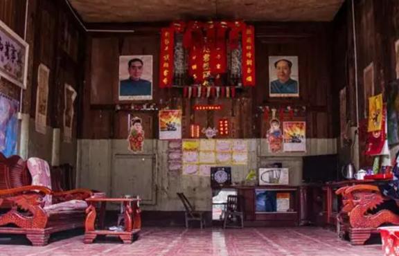 毛主席对于西藏人民的独特意义，家家户户挂毛主席像，原因为何？即使是现在，若是谁去