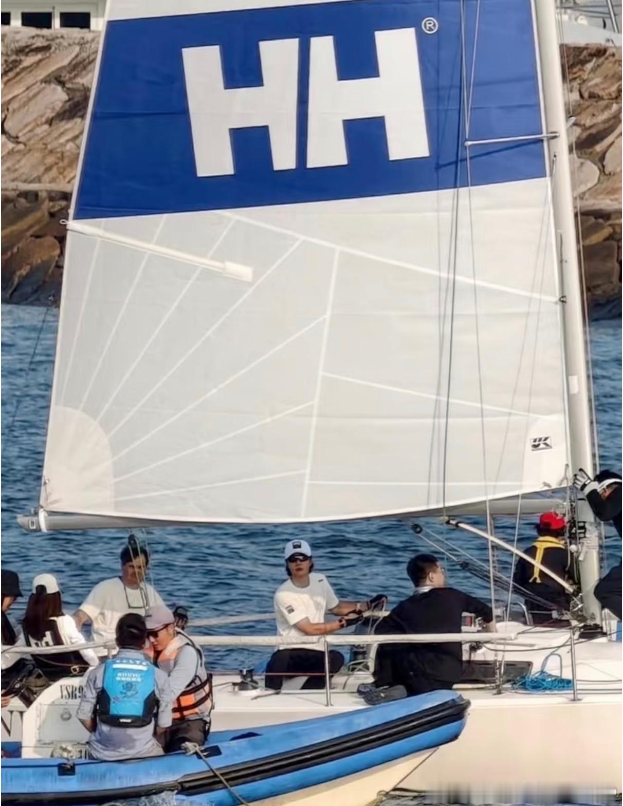 港岛海面扬帆⛵如同领航员一般的王一博。迎风而立，气场全开，一眼就被惊艳。王一博