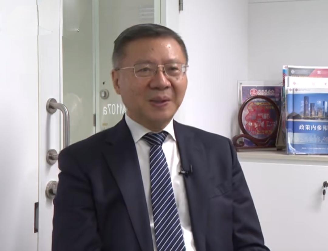 这是张维为教授参观深空探测研究中心的照片，地点是在香港理工大学。在香港理工工作