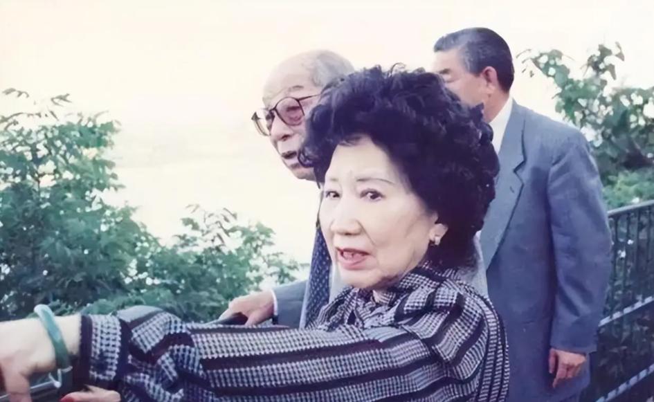 1991年3月29日，刚摆脱半个多世纪幽禁的张学良飞抵纽约，迎接他的是前中央银行