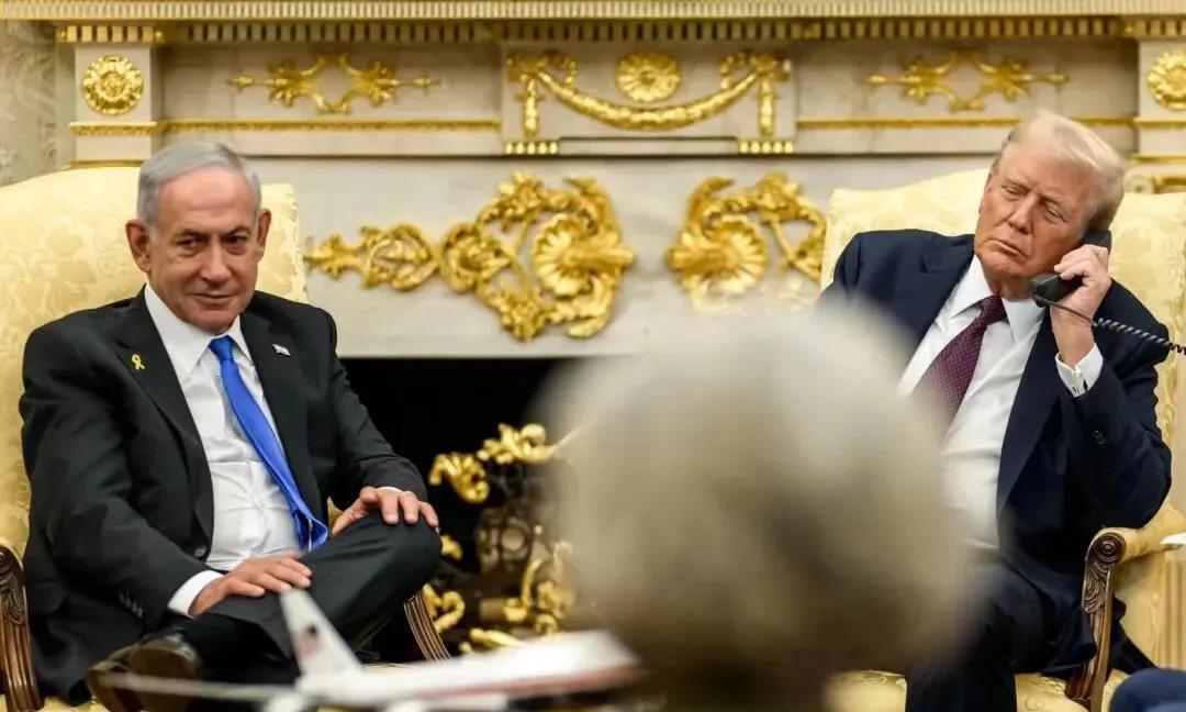 内塔尼亚胡道歉了，白宫特朗普一只手还拿着电话，这是在跟卡塔尔首相穆罕默德通电话
