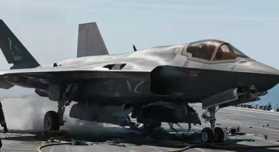 美最先进隐身战机南海着陆失败，化成火球沉入海底！美国“卡尔·文森”号航母甲板上
