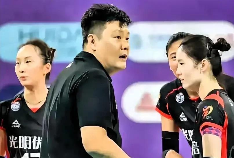终于见王之腾成国字号教练，掌帅印征战女排大运会，兵发德国！中国女排出战第32届世