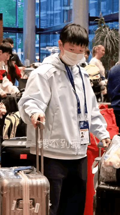 莎莎平安落地伦敦，12小时的长途飞行，到达酒店时已经是后半夜，身体虽然疲惫