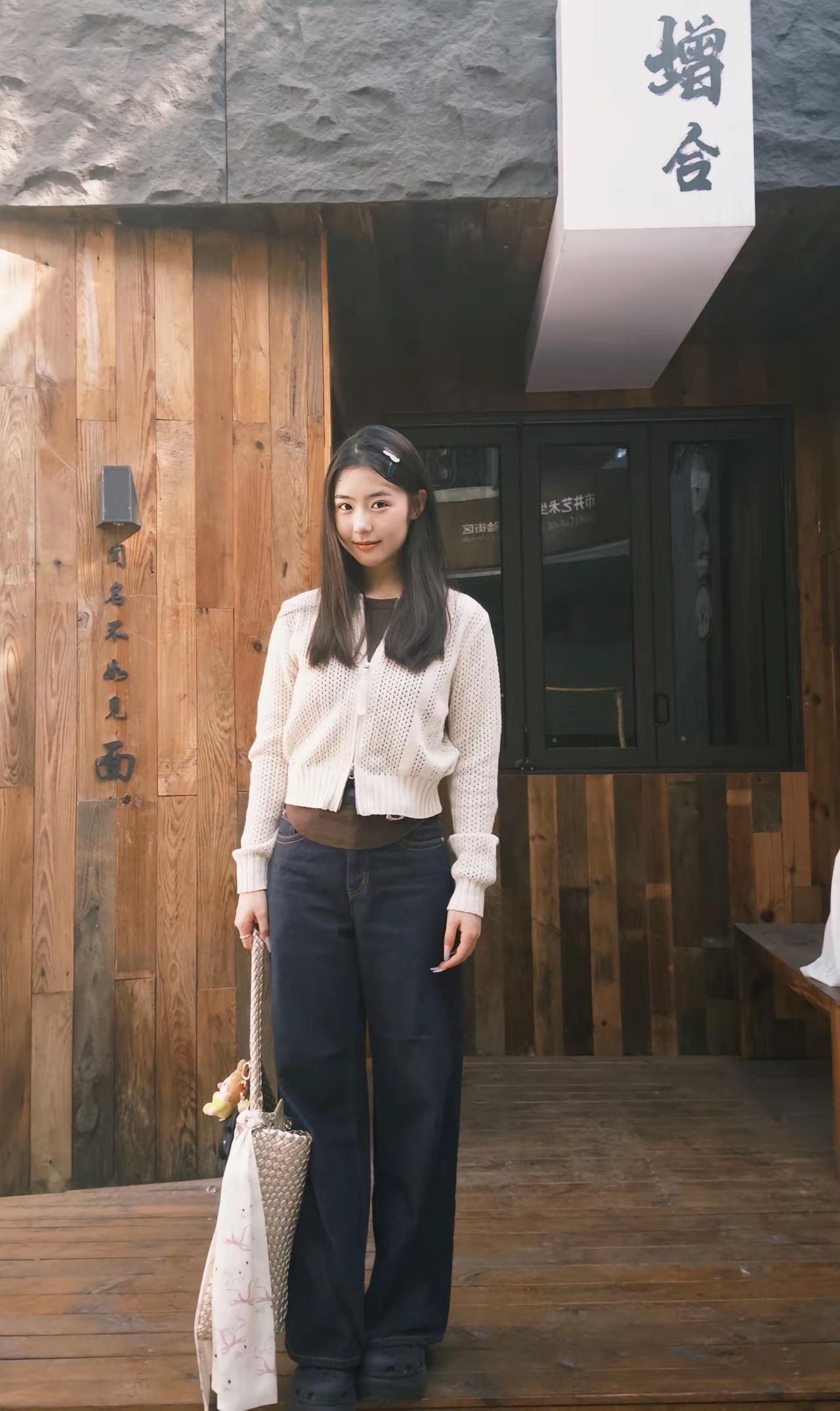 木门掩映处，佳人倚栏立。