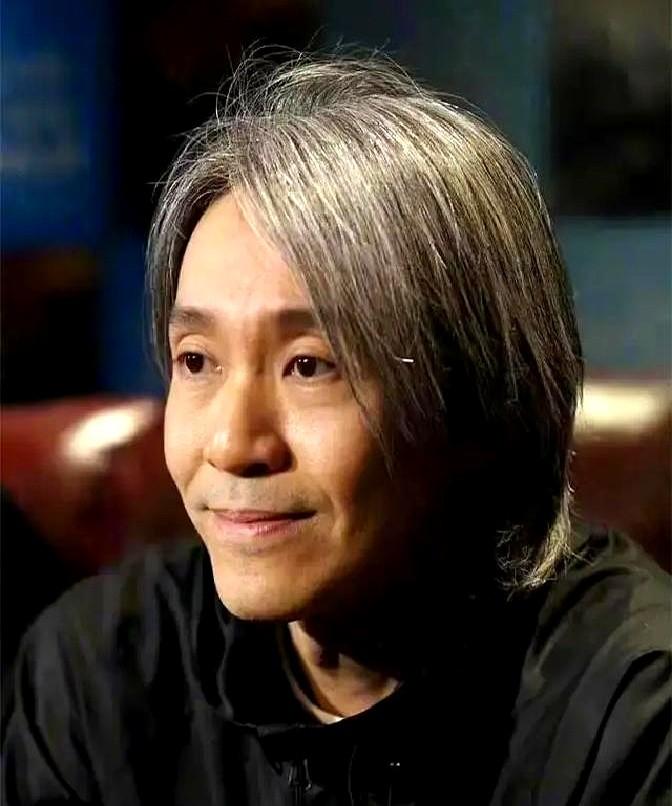 三万条留言，都在喊李诚儒去看《功夫女足》里的一场厕所戏。戏里，许君聪演的光头