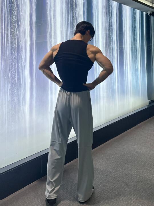 灰裤子男
