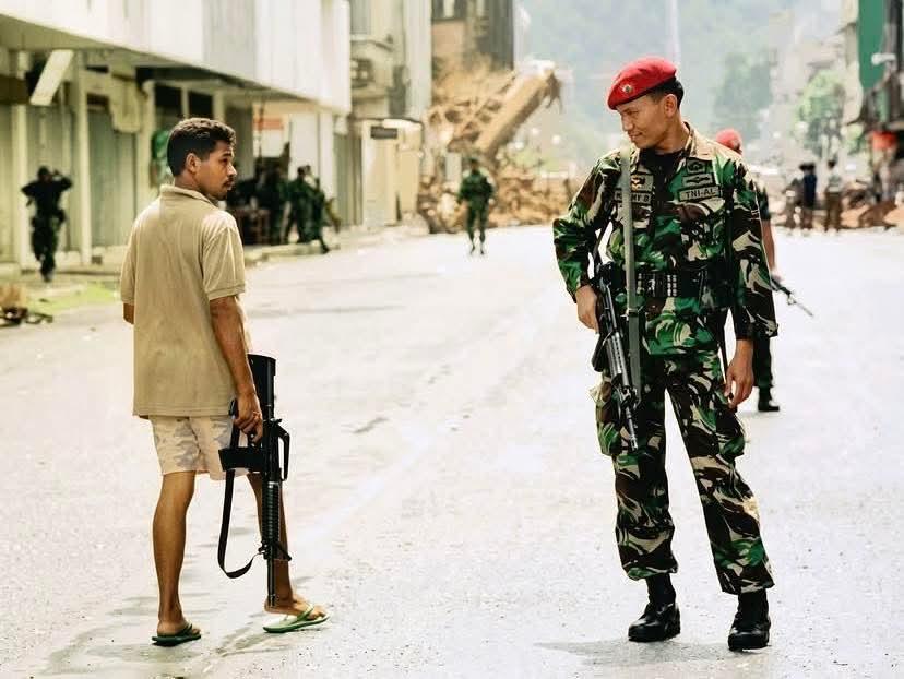 一张摄于2000年的震撼照片，照片拍摄于马鲁古省安汶市，记录了一名身穿迷彩服、头