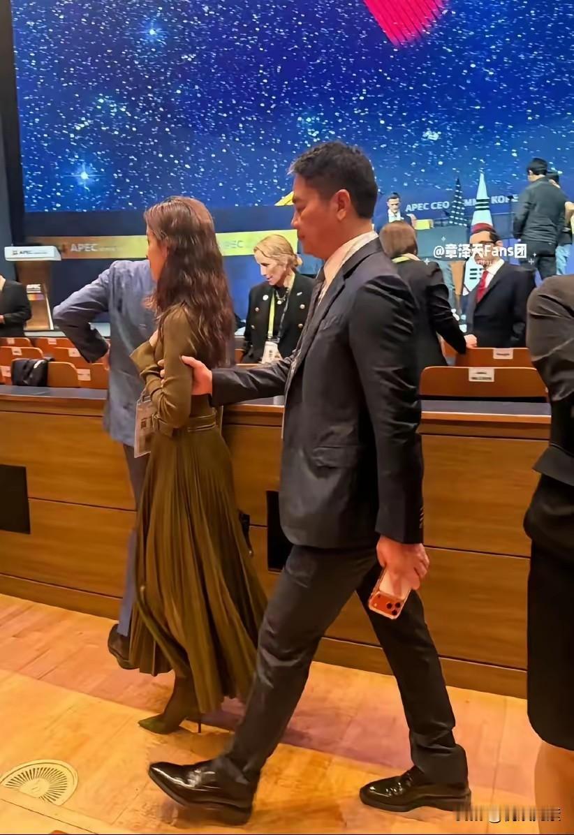 商界呼风唤雨的东哥显然是被嫌弃了，此一时彼一时也，当初没有我东哥，谁会认识