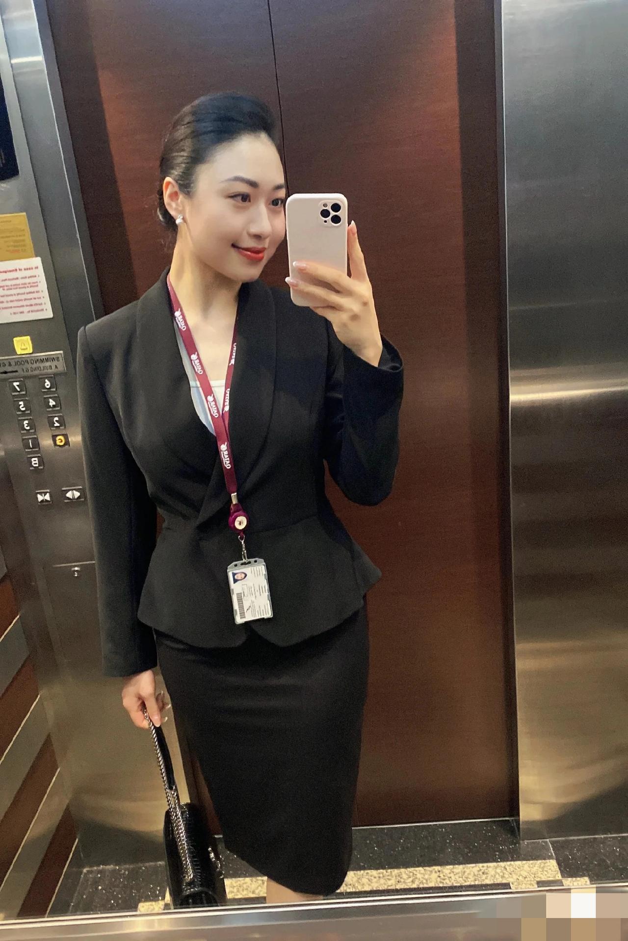 在电梯看到你的女上司这样，你会怎样做？