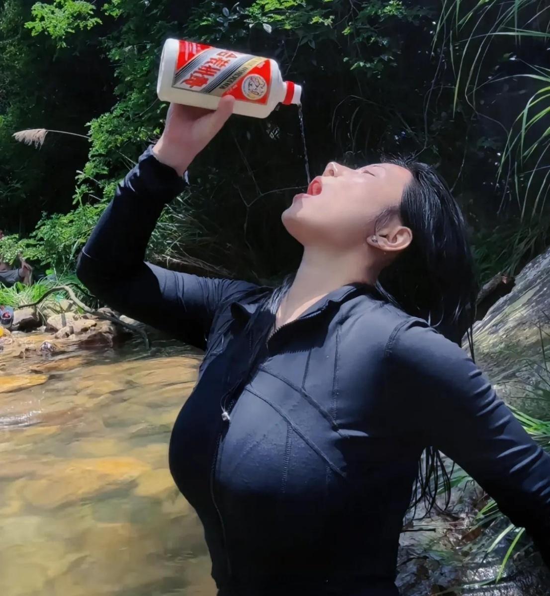 深圳马峦山瀑布溯溪的小姐姐。这是致敬东方不败吧？
