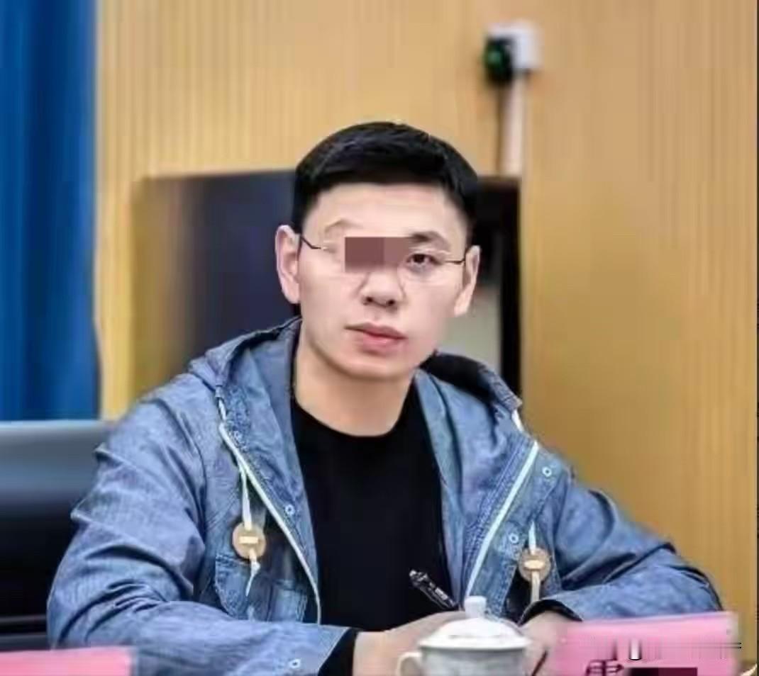 真是让人感慨，一件挪个车就能解决的小事，怎么就能闹到全网围观、公职人员被停职的地