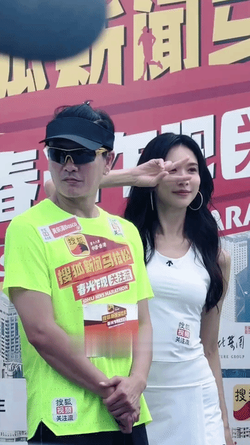 感觉林志玲好尴尬，在黄宗泽身旁一分钟八百个动作，也丝毫没引起黄宗泽的注意，志玲姐