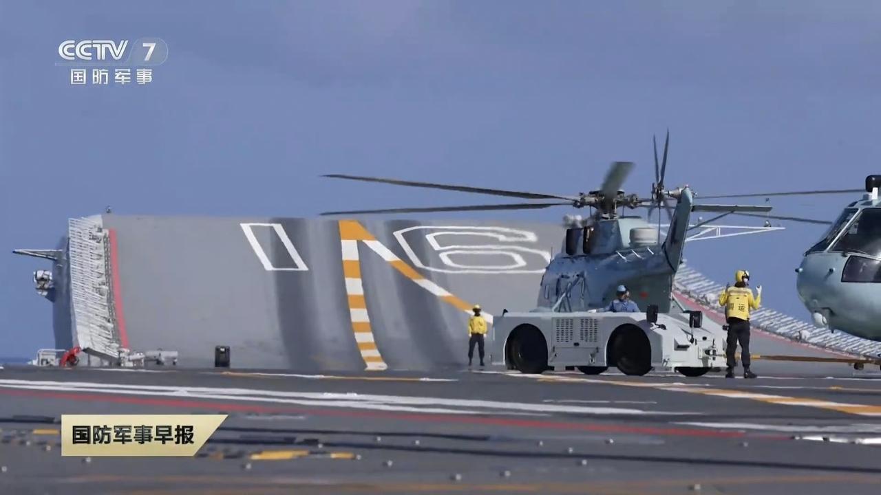 海参号滑跃甲板上那一道道轮胎印，可不是简单的磨损痕迹，而是舰载机部队高强度训练的