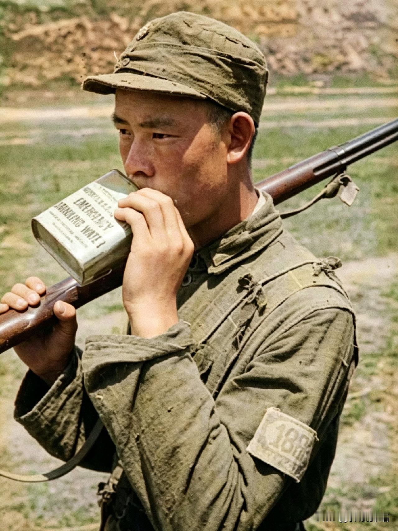 1944年，美军观察组在延安东关机场附近拍摄了这张照片。其实当时并没有公开这
