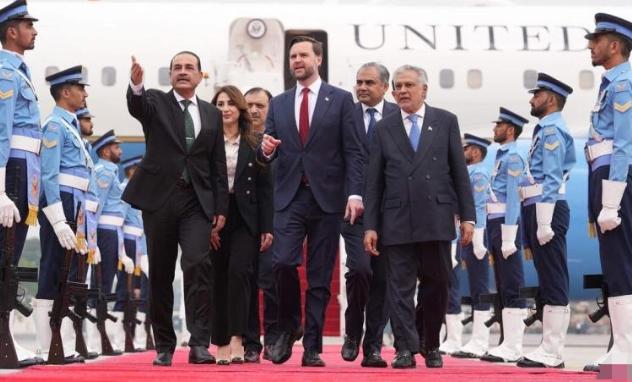 4月25日，新华社凌晨刚发的消息，伊朗外长阿拉格齐带着代表团，在4月24日深夜赶