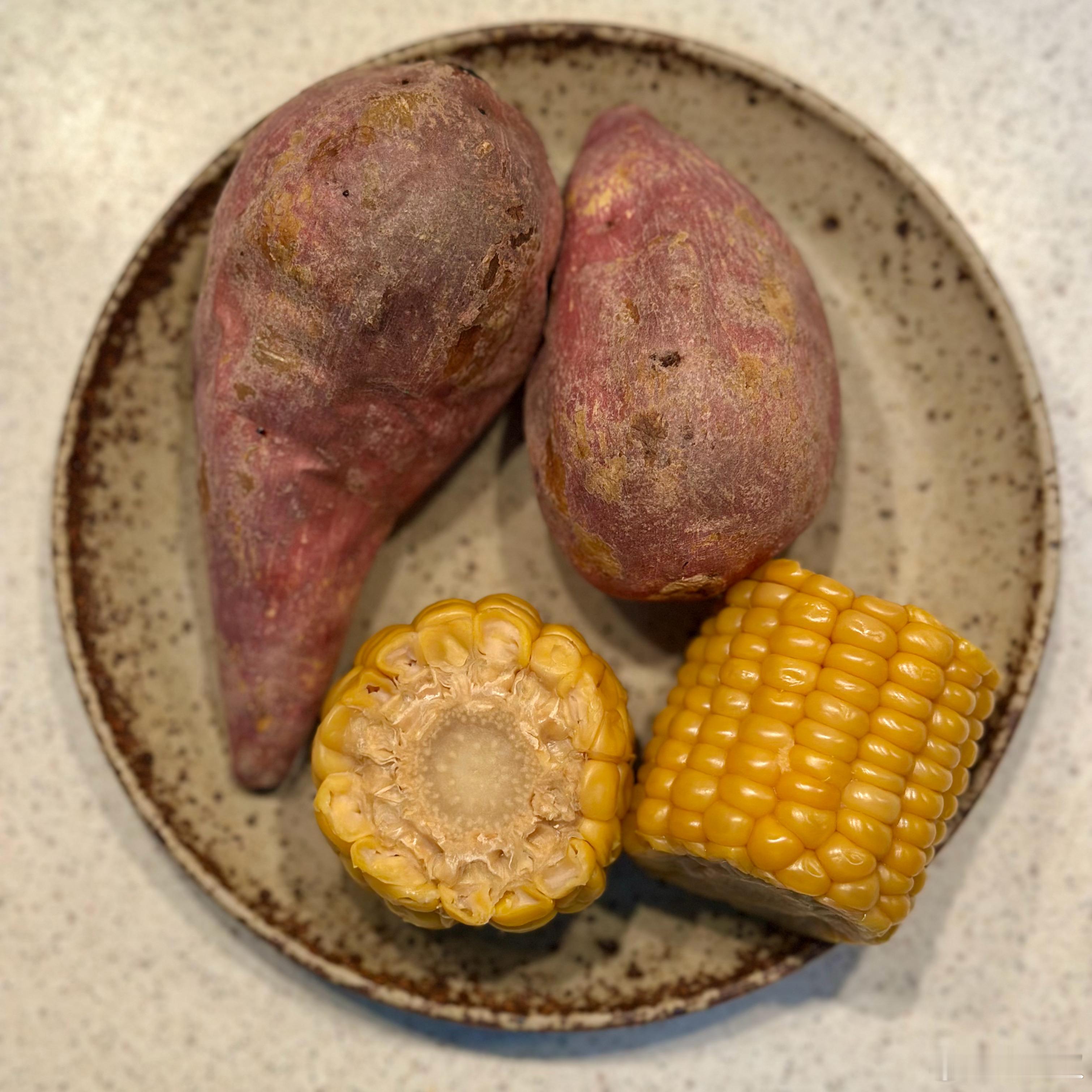 买了黑虎掌和老人头两种野菌，用猪腱子肉炖了锅汤来煮野菌。效果不太理想，猪肉太瘦是