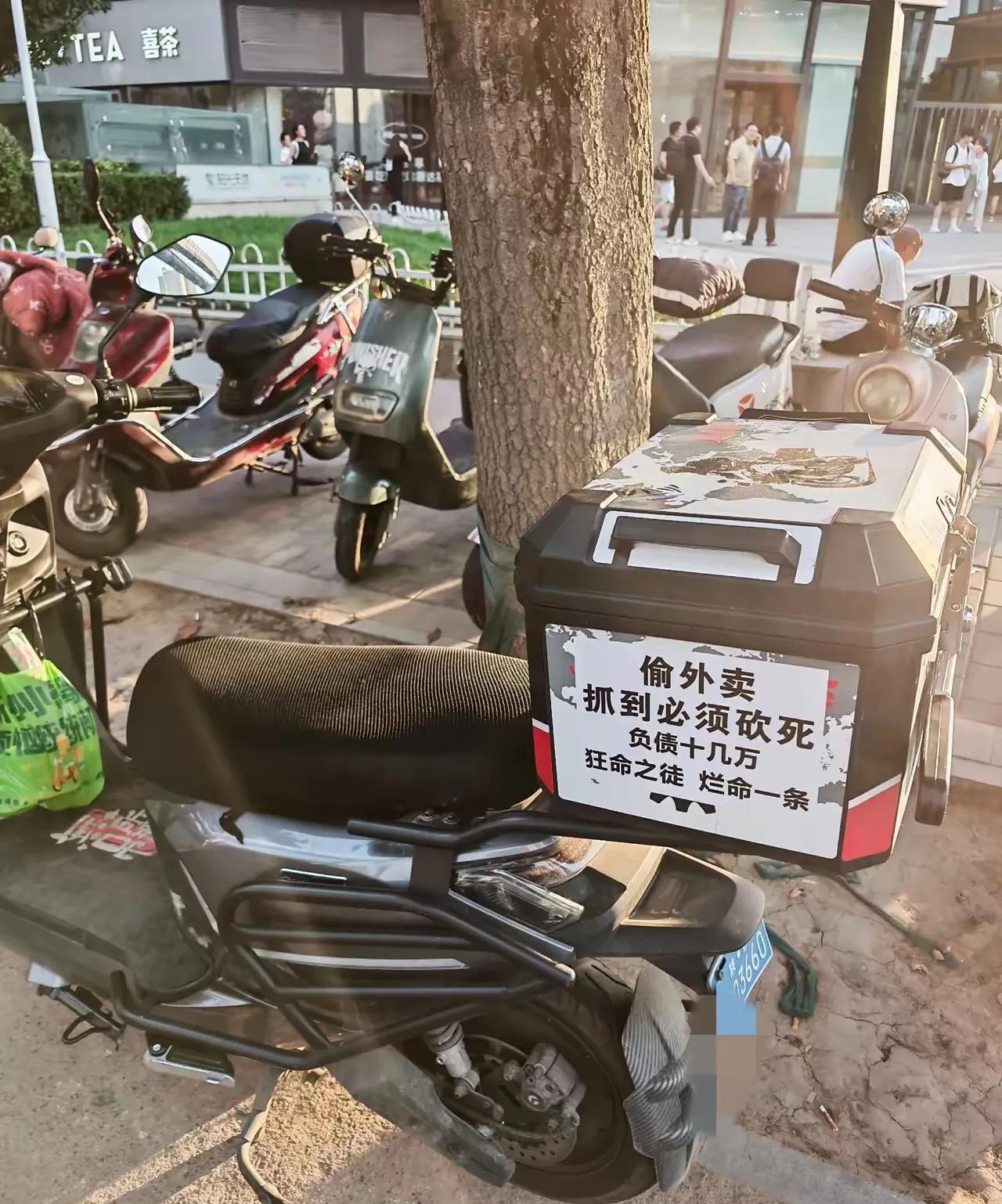 虽然他说着狠话，但却莫名让人感觉一阵心酸，我想他必定不是狂命之徒，否则也不能忍