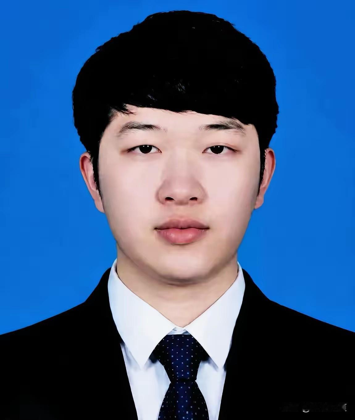 二十九岁骨科医生韦仲谋，在突发的暴力袭击中，后脑惨遭菜刀劈砍，颅骨开放性骨折。