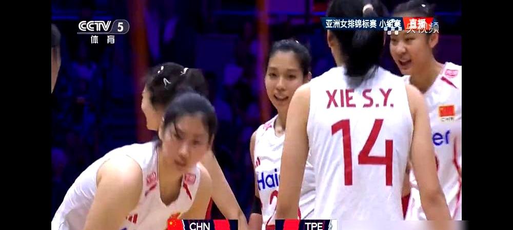 决胜局打到12-6时，场边电子换人板忽闪，泰国女排主帅加提蓬上前问一句，哨声紧追