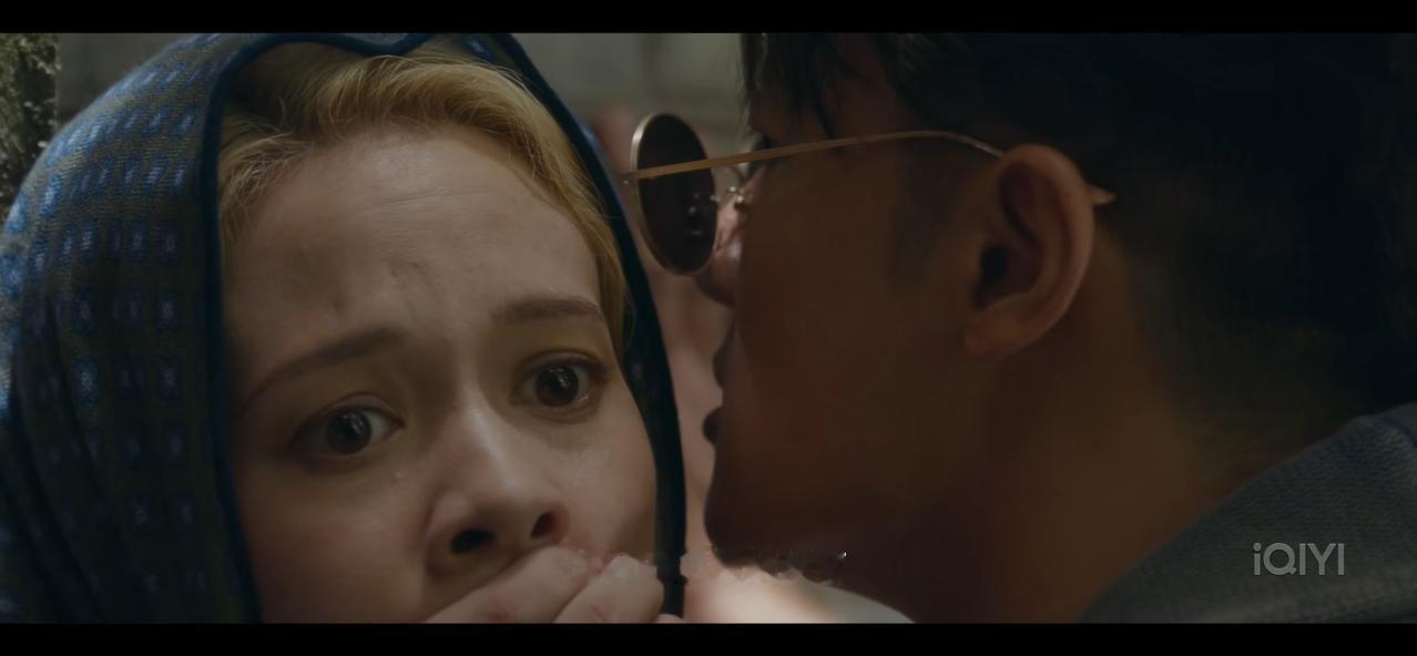 《风与潮》黄公杰走过来，杨昌紧紧贴着墙，憋着气捂着她的嘴。黄公杰不可能吃亏。