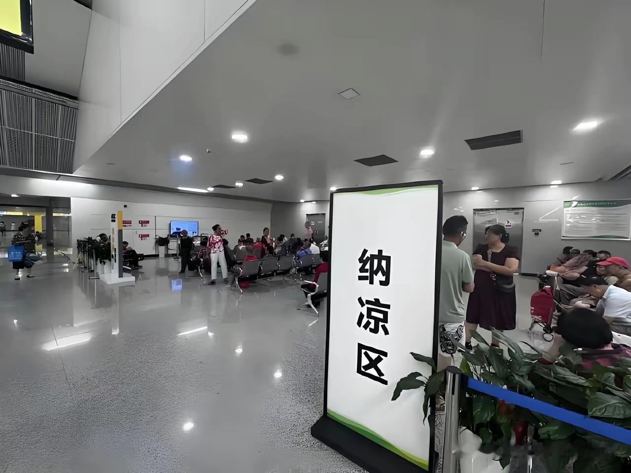 重庆做了一件反常规的小事。全国多地连续高温飙升，户外体感温度直逼四十度。