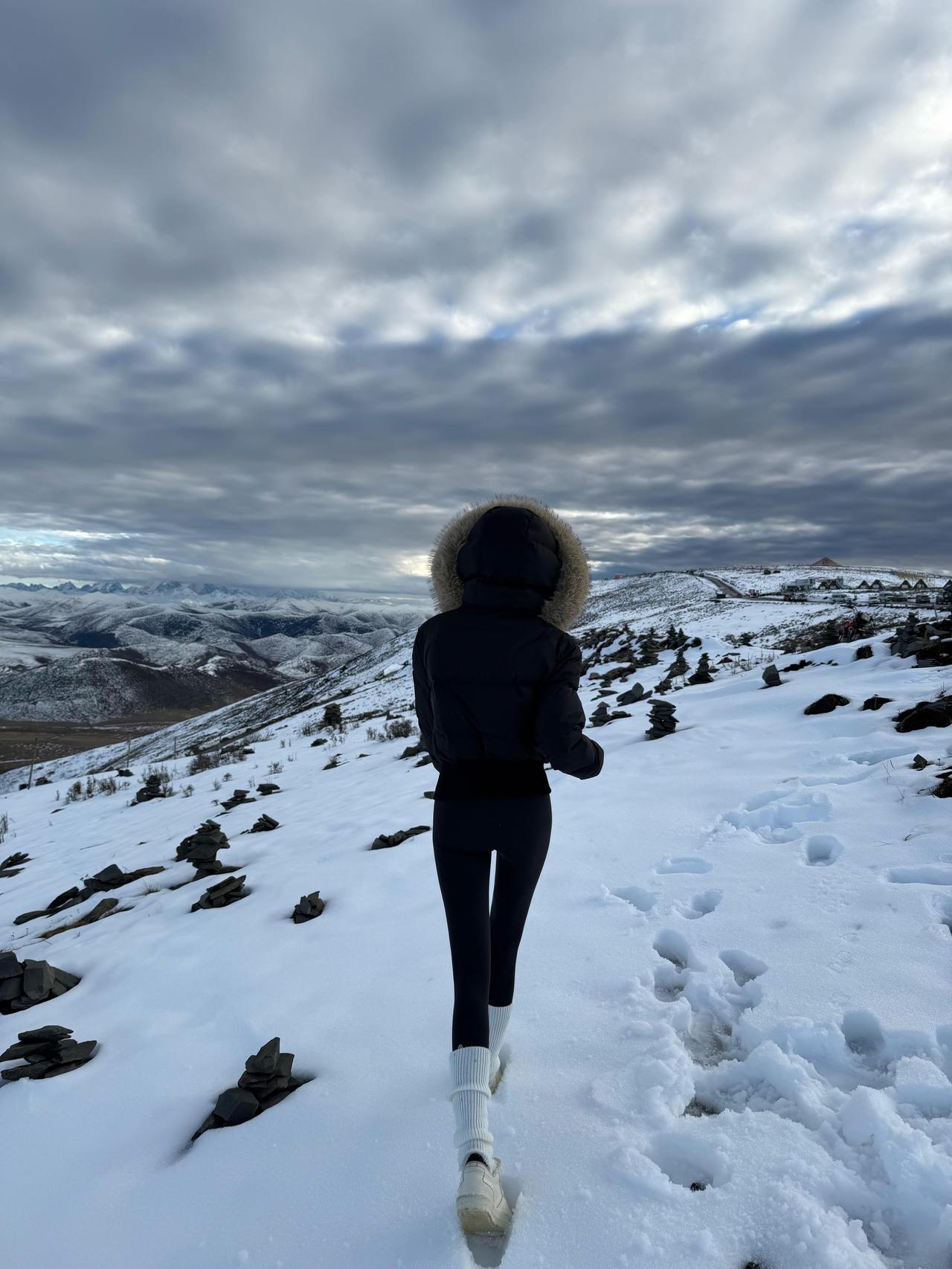 今天这身爬山装备主打一个“保暖又能造”！鲨鱼裤裹着腿利索得很，短款羽绒服轻便不压