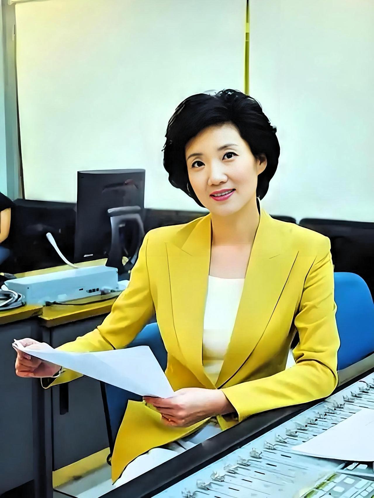 李修平这状态太让人羡慕了！62岁依旧气质如兰，当年《新闻联播》里的端庄范儿，如今