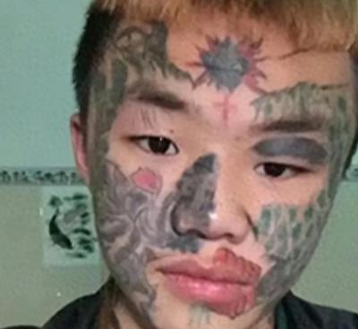 2020年，满脸纹身的14岁少年，被父亲逐出家门，如今怎样了？这个问题在当时引发