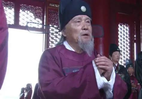 洪武十年，1377年，朱元璋在宫里摆了一桌酒，替一个老臣送行。席间，他亲