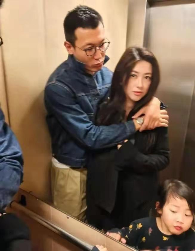 41岁朱珠深夜晒幸福，老公搂着脖子索吻好甜蜜，一家三口温馨自拍！​​​
