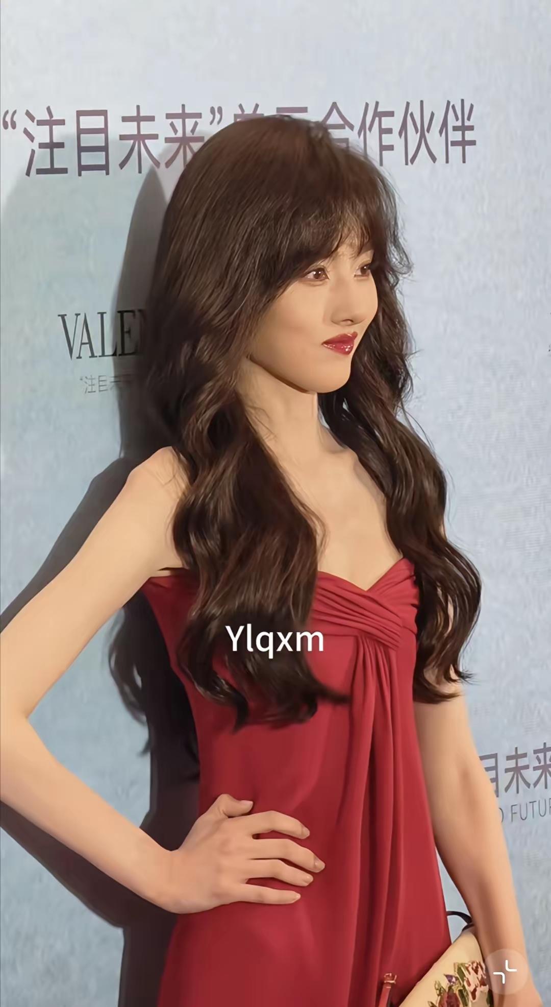 宋祖儿这是经历了些什么？怎么都瘦脱相了？按道理来说，宋祖儿能够顺利复出，本是