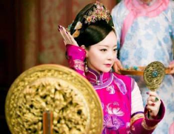 1722年，雍正给14岁乾隆配了宫女，照顾他的饮食起居。但乾隆偷偷私幸了宫女，还