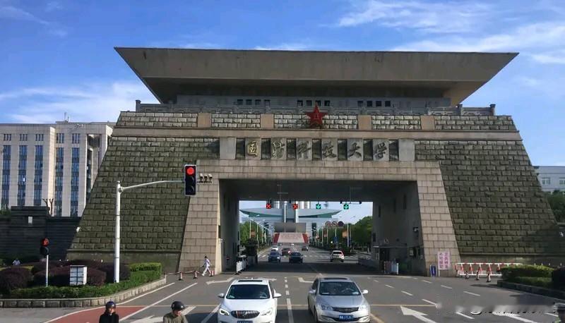 国防科大长沙校区校门为何如此壮观，看上去像一座大国门？来过长沙三一大道的朋