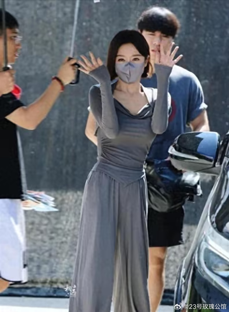 看了秦岚的穿搭，我悟了：灰色不配亮色、白色，才更时髦减龄